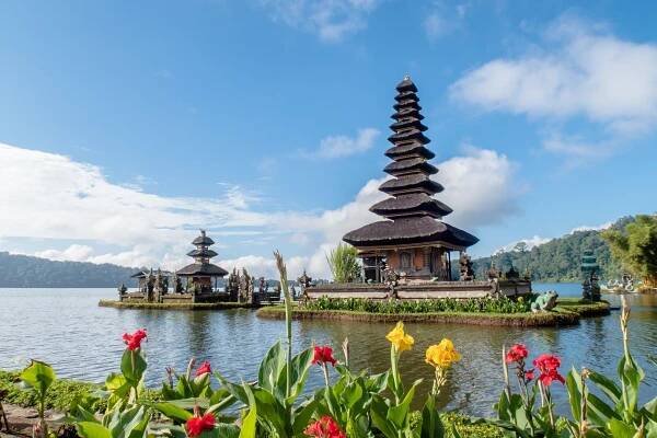 Indonésie - Bali - chrám Ulun Danu - foto Sebastian Pena Lambarri on Unsplash