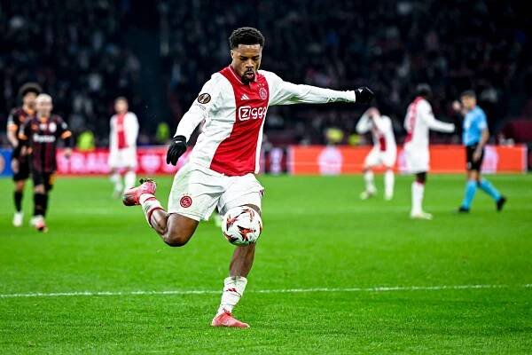 AFC Ajax Amsterdam forward Chuba Akpom plays during the match between Ajax and Galatasaray at the Johan Cruijff ArenA for the UEFA Europa League - League phase - Matchday 8 of the 2024-2025 season in Amsterdam, Netherlands, on January 30, 2025. (Photo by Stefan Koops / EYE4images) (Photo by EYE4images/NurPhoto via Getty Images)