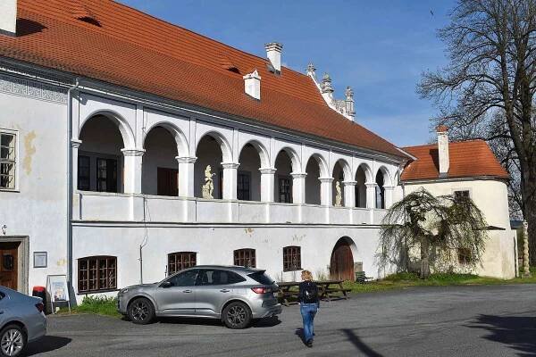 Zámek Mokrosuky a jeho majitel Jan Jelínek s turisty.