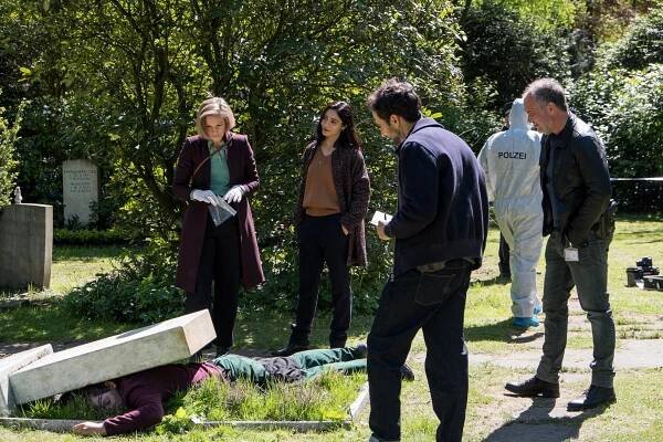 SOKO Hamburg - Nachts auf dem Friedhof - Z filmu - Anna von Haebler, Pegah Ferydoni, Garry Fischmann, Marek Erhardt