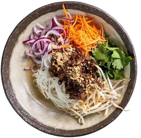Bun Bo Nam Bo Vietnamský salát s hovězím a zeleninou z Café Buddha