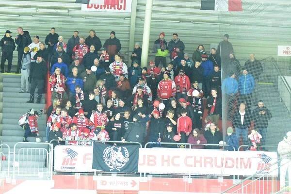 Hráči pardubického rezervního týmu, který hraje druhou nejvyšší hokejovou soutěž, hrál se Vsetínem čtvrtfinále play-off. V něm hladce podlehl 3:0 na zápasy.