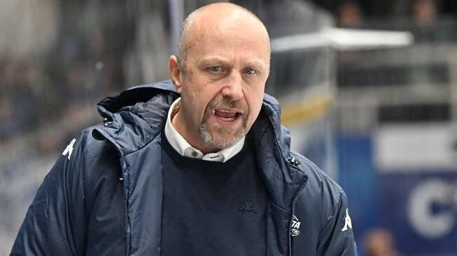 Modrý se po odchodu z Komety stal asistentem kouče na farmě St. Louis v AHL