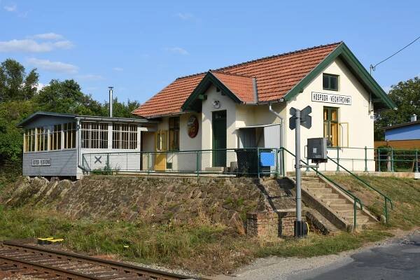 Strážní domek přestavěný na restauraci. V prosklené dřevěné části bylo ovládání závor