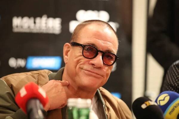 Akční hrdina Jean-Claude Van Damme čelí skandálnímu vyšetřování: »Darem« přijal pět dívek!