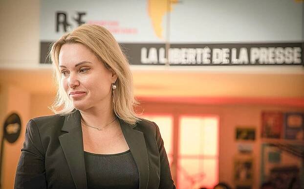 Novinářka Marina Ovsjannikovová, která během nařízeného domácího vězení uprchla...