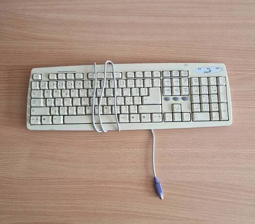 Daruji za odvoz klavesnice ps2 genius kb-06x