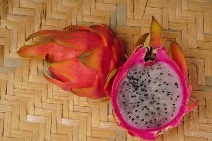 Zdravé dračí ovoce nebo pitaya izolované na pozadí. — Stock obrázek