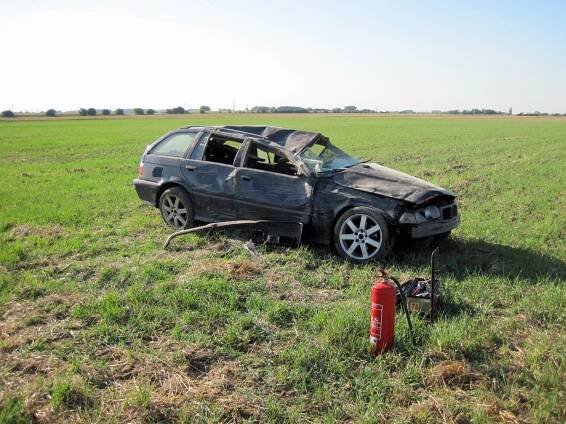 BMW šlo u Kurovic přes střechu, dva lidé skončili v nemocnici