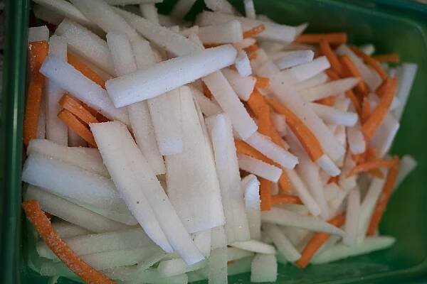 salting of the daikon radish and carrots