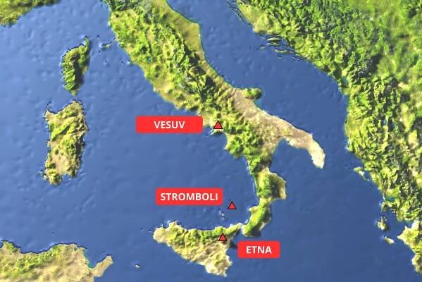 Mapa Itálie s vyznačenými sopkami, včetně Vesuvu, Etny a Stromboli.