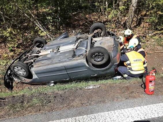Hasiči řešili o víkendu štěně zaseklé hlavou v mřížích, požár pračky či nehody