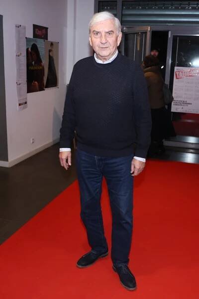 Herec Miroslav Donutil je důkazem, že elegantního stylu můžete dosáhnout překvapivě snadno. Stačí k tomu kvalitní, tmavé džíny a přiléhavý pulover.