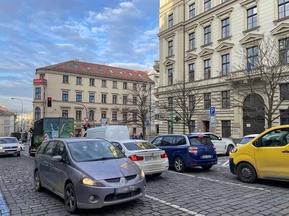 Historické jádro Brna trápí kolony a auta na chodníku. Centru se vyhněte, apelují úředníci na řidiče