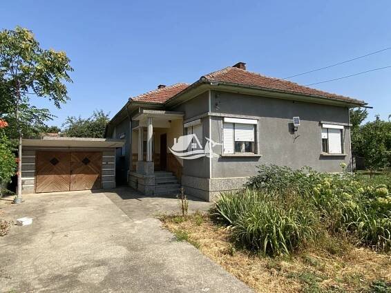 Dům s garáží a dalšími budovami v obci Asenovci, oblast Pleven.