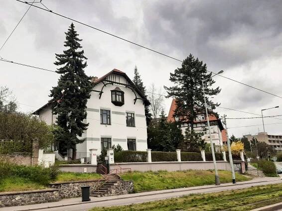 Strašnice: čtvrť vil slavných herců a luxusního bungalovu, z něhož prchl Karel Gott