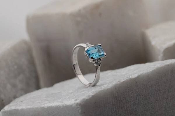 Prsten LOEE Palette Diamonds z bílého zlata s diamanty a topazem R1W0012B.56.TO | Hodinky Koscom