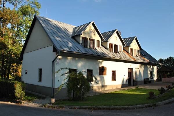 Súbor:Banská Bystrica-Radvaň - katolícka fara - 2015.JPG