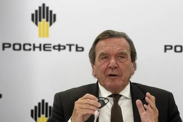 Nemecký exkancelár Schröder čelí kritike pre prijatie funkcie vo firme Rosnefť