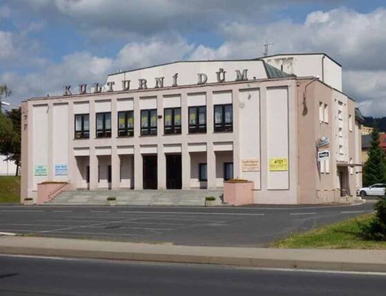 Unikátní budova v Klášterci. Kulturní centrum si lidé zahřejí vlastním teplem