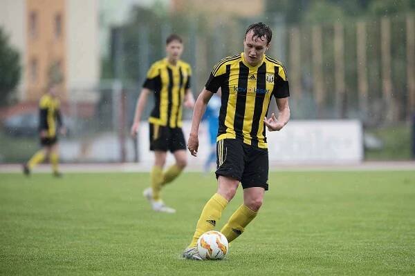 Fotbalisté 1. FC Viktorie Přerov (v modrém) proti FK Nové Sady v přátelském utkání.
