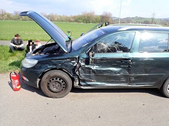 Auto smetlo v centru Vizovic motorkáře, těžce se zranil