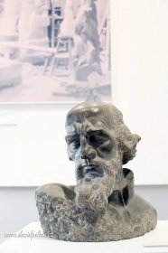 Husitské muzeum v Táboře slaví výročí jihočeského sochaře a bojovníka J. V. Duška velkolepou výstavou a knihou