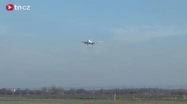 VIDEO Z LETIŠTĚ: Takto dnes přistával obří Boeing 777-300 v Praze