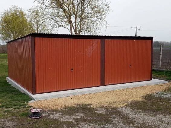 Plechová dvojgaráž se spádem dozadu 6x6 m barva RAL 8004 - Profi-stahl