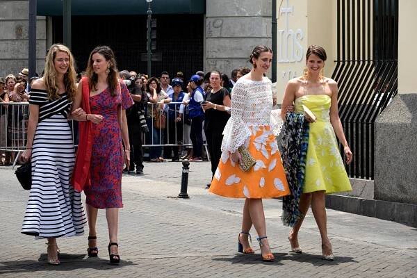 Prinzessin Maria-Anunciata (l.) und Prinzessin Marie-Astrid von und zu Liechtenstein (2.v.l.) sowie zwei weitere Gäste zeigen sich im farbenfrohen Mustermix