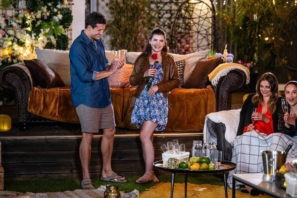 Bachelor Česko: V kýblech špíny se brodí sestra Jana, která přijela na výzvědy. Daniela skončila u Chocholouška