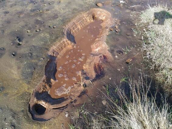 Bublající mofety či vyvěrající prameny. Český Yellowstone láká také na raritu