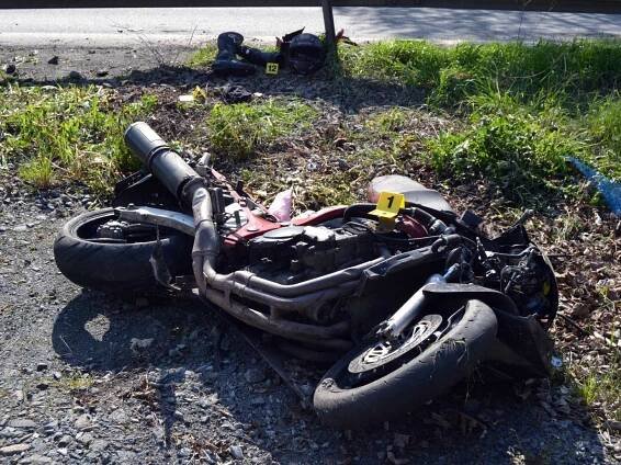 Motorkář nebezpečně předjížděl a havaroval. Zemřel na místě