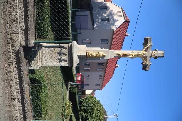 Soubor:Overview of wayside cross at village square in Krahulov, Třebíč District.jpg – Wikipedie