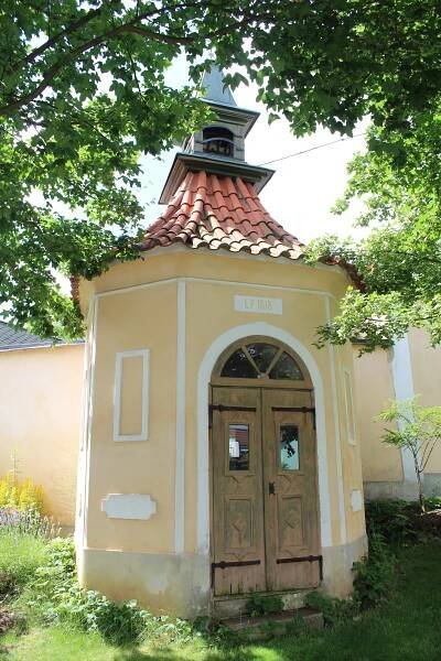 Soubor:040 Mezouň kaple ZJZ.jpg – Wikipedie