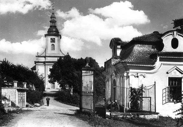 Velké Opatovice, pohled od brány zámeckého parku ke kostelu; 1959 (sbírka Pavla Fiedlera).