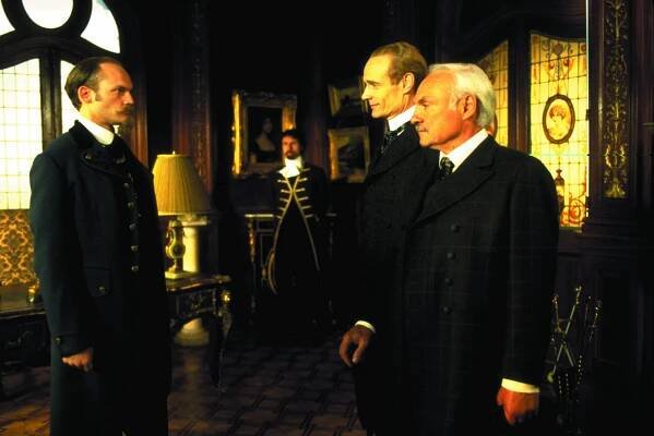 Skandál v Čechách - Z filmu - Matt Frewer, Kenneth Welsh