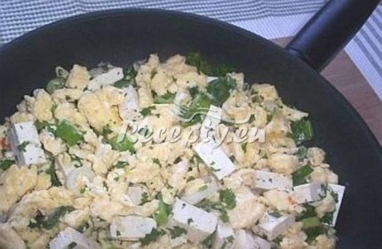ᐉ Míchaná vejce s bylinkovým tofu - recepty.eu