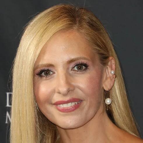 Sarah Michelle Gellar is a sun-kissed goddess in risque swimsuit photos