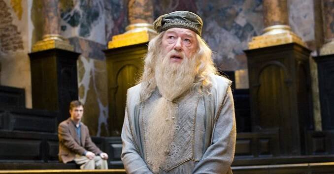 Podivná závěť představitele Brumbála. O milence a matce jeho synů se nemluví, rozhodl herec Gambon