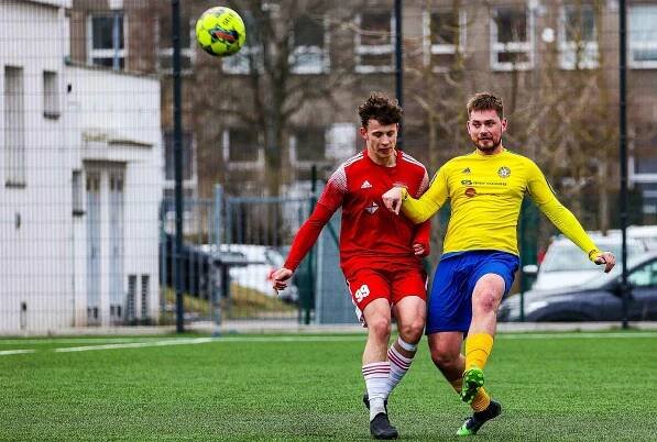 FORTUNA divize A (17. kolo): SK Petřín Plzeň - SENCO Doubravka (žlutí) 0:3.