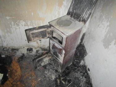 Dva lidé odmítali odejít z hořícího bytu, vyvést je museli strážníci | Týdeník Policie