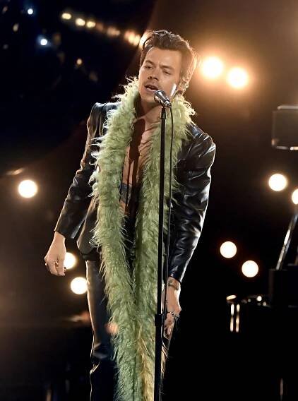 Kožené sako na nahé hrudi a chlupaté boa: Zpěvák Harry Styles to na Grammy rozjel zostra