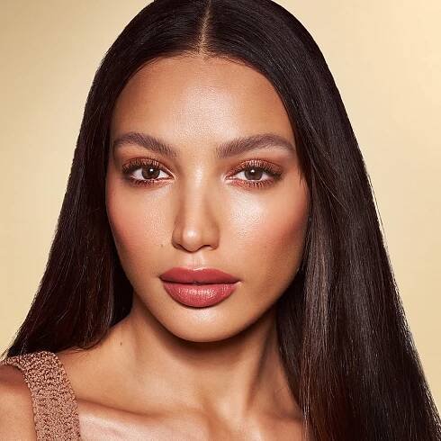 Quick & Easy Instant 5 Minute Sun-Kissed Look on medium-tone model