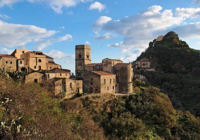 Středověká vesnice savoca v Sicílie, Itálie, při západu slunce