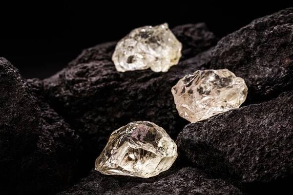 Petalit, křemenný krystal, z něhož se extrahuje lithium, v dole těžba kokainu — Stock obrázek