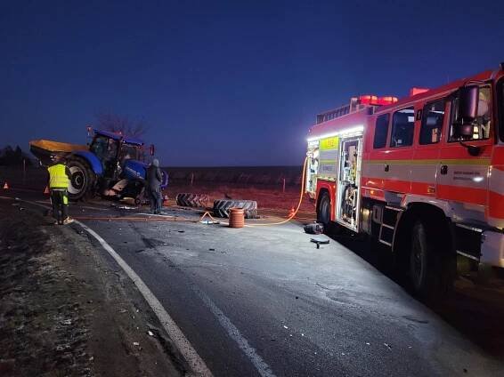 Vážná nehoda na Bruntálsku: Po střetu s traktorem žena zůstala zaklíněna v autě