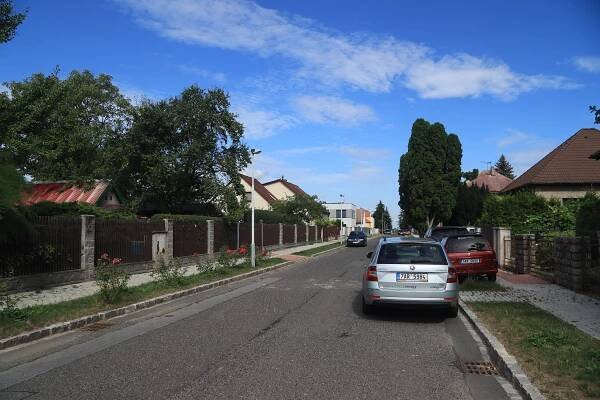 Soubor:North view 2 of Na barikádách street in Čakovice, Prague.jpg – Wikipedie