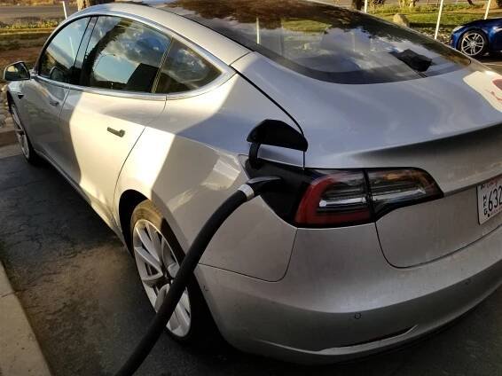 Tesla Model 3 u Superchargeru a další detailní fotky