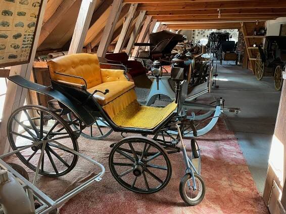 Vojenská škodovka, do které musíte přikládat polínka, i kočár z pohádky Princezna ze mlejna. V Pořežanech najdete obrovské muzeum plné skvostů s koly